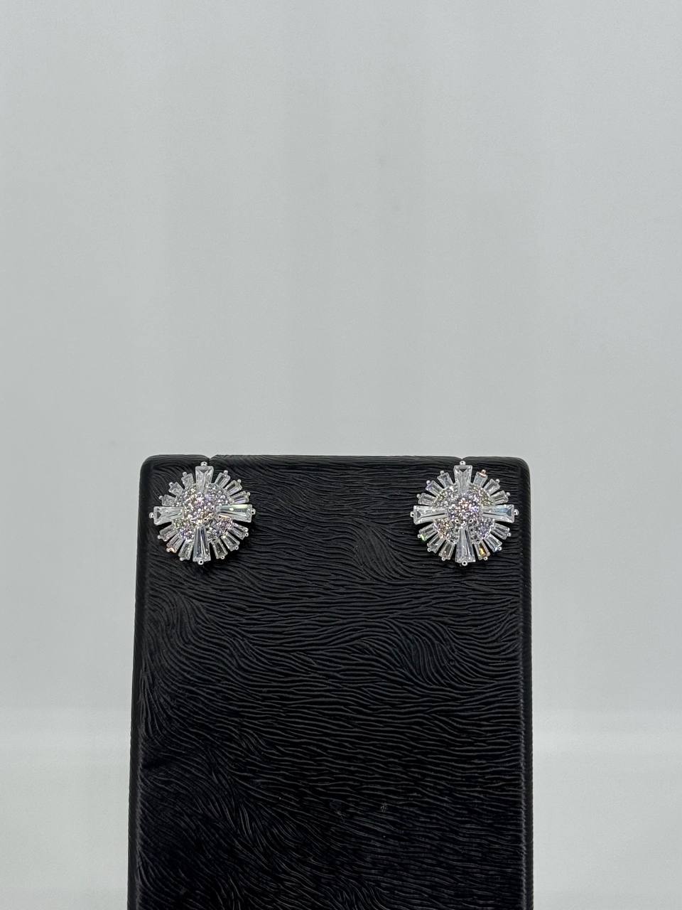 photo_12_2026-06-05_00-48-03 Elegant earrings - Image 1
